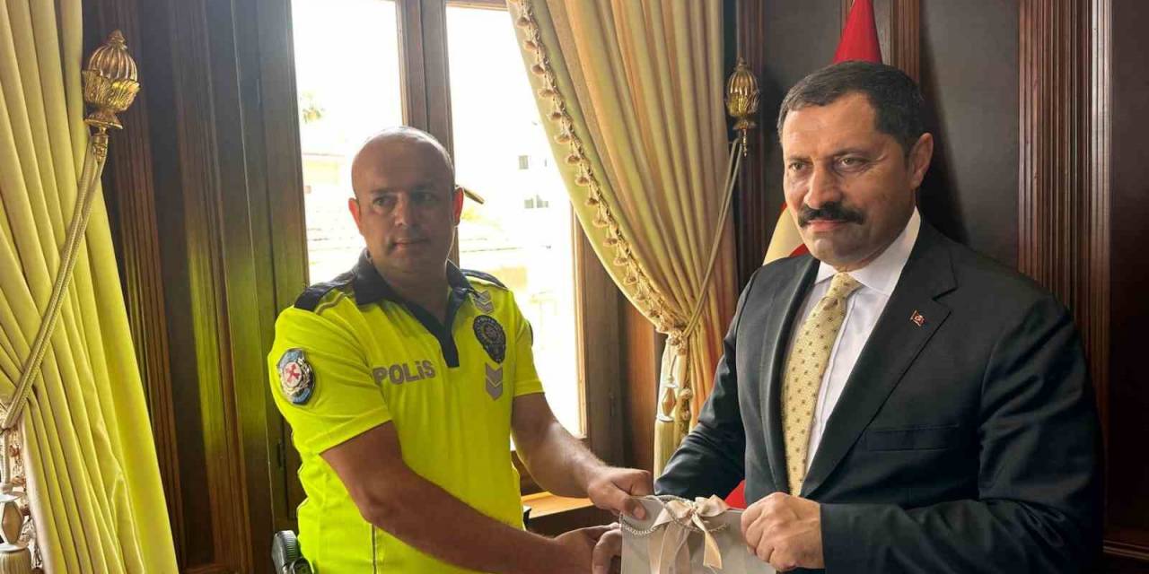 Yaşlı Adamı Sırtında Taşıyan Polis, Vali Tarafından Ödüllendirildi