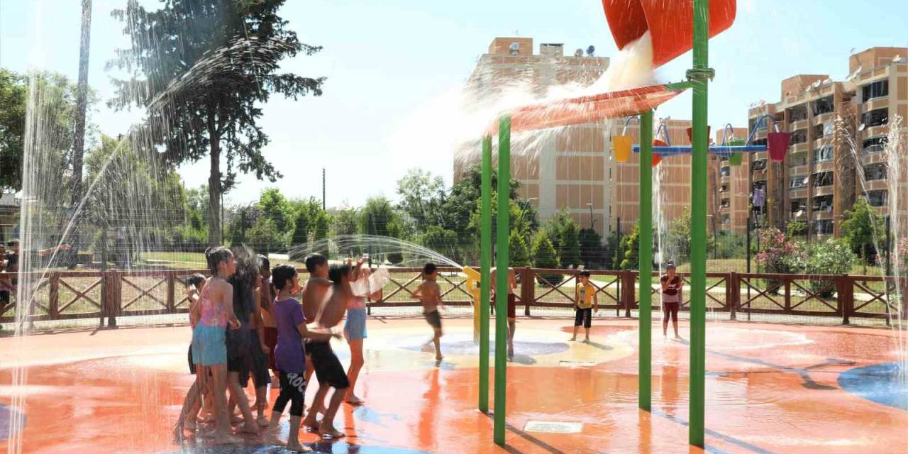 Yüreğir’de Çocuklar Su Oyun Parkında Serinliyor