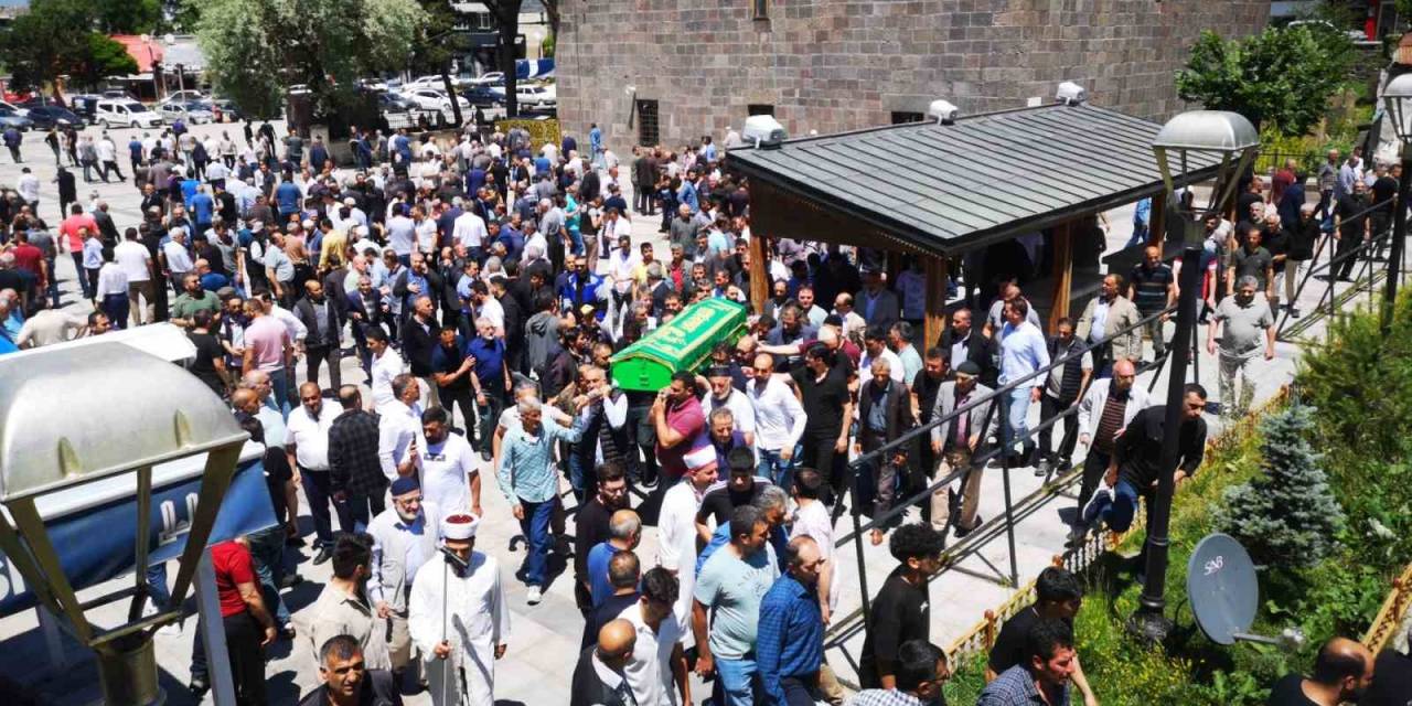İş Kazasında Hayatını Kaybeden Ahmet Doğukan Gözyaşları Arasında Toprağa Verildi