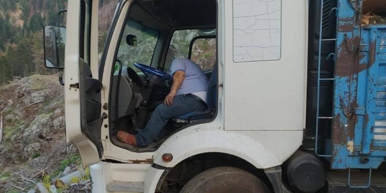 Antalya’da Kamyon Sürücüsü Direksiyon Başında Ölü Bulundu