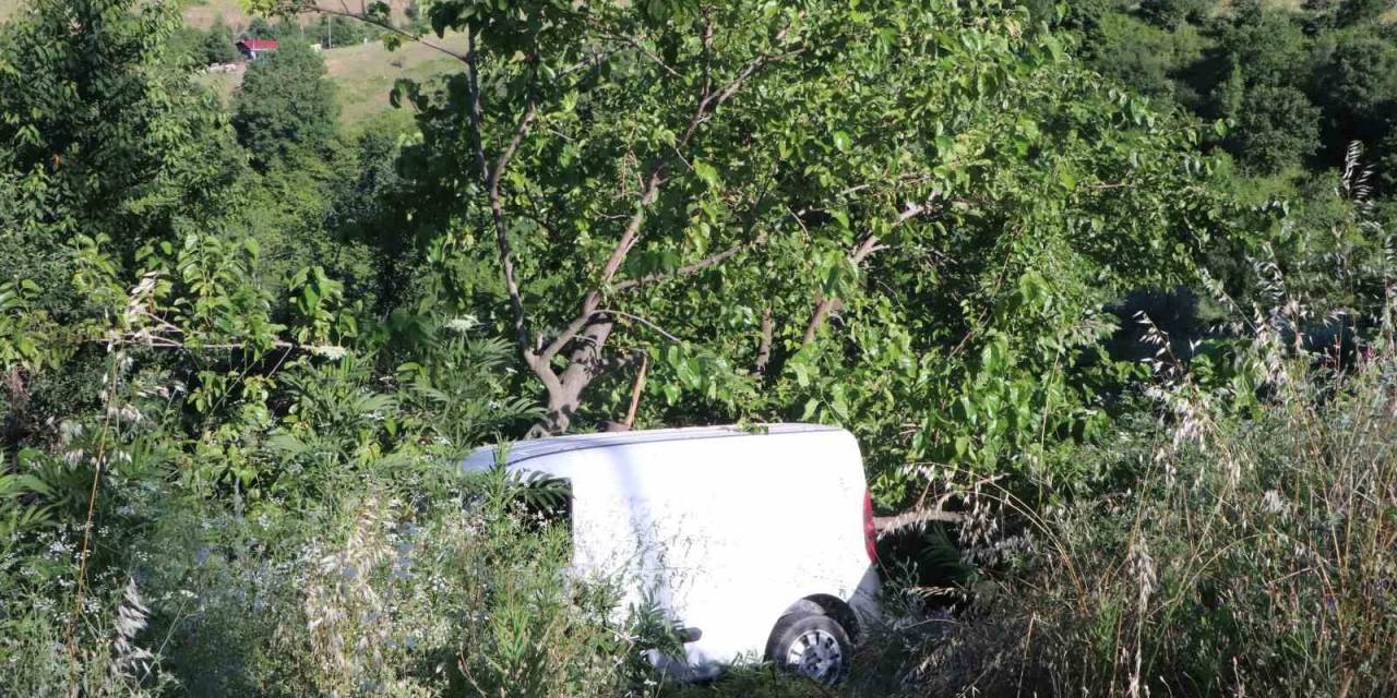 Freni Tutmayan Araç Bahçeye Uçtu: Anne Ve Kızı Ölümden Döndü