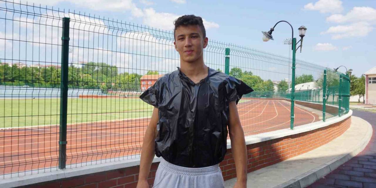 Tartıda Fazla Kilosu Çıkan Güreşçiler, Poşetten Kıyafet Giyerek Zamanla Yarıştı