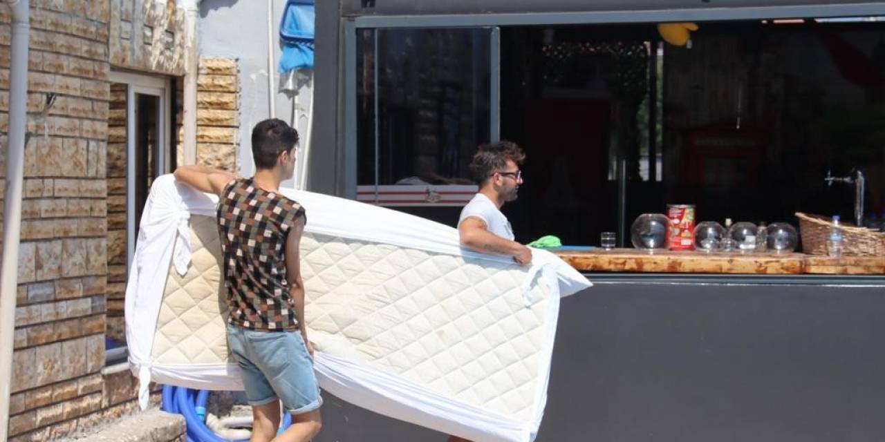 Depremden Sağ Kurtulup Geldikleri Marmaris’te De Sokakta Kaldılar