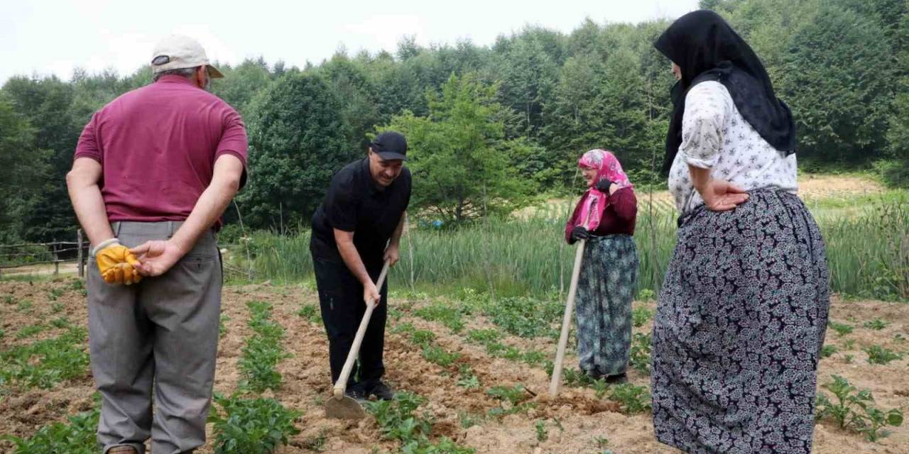 Vali Kaldırım, Eline Aldığı Çapayla Vatandaşa Yardım Etti