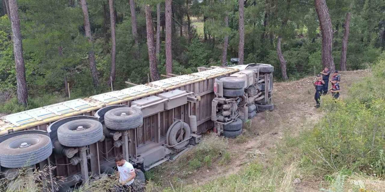 Freni Boşalarak Devrilen Kamyonun Sürücü Hayatını Kaybetti