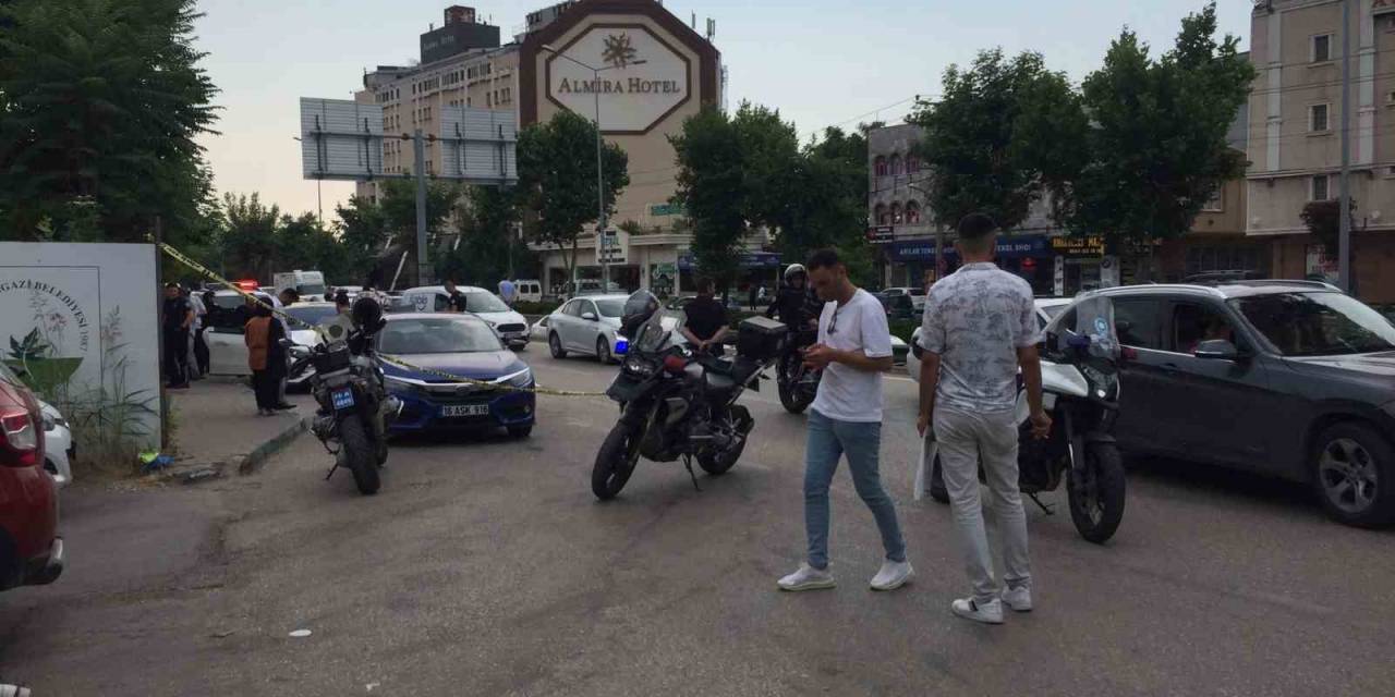 Otomobille Seyir Halindeyken Arkadaşını Boğazından Bıçaklayarak Öldürdü