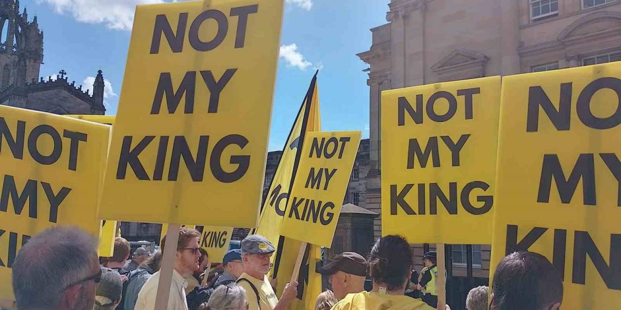 Monarşi Karşıtları, İngiltere Kralı 3. Charles’ı İskoçya Ziyaretinde Protesto Etti