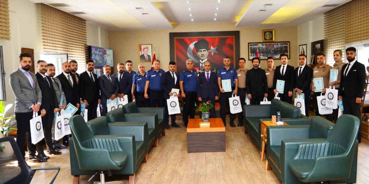 Adana’da El Bombası Ele Geçiren Polis Ve Bekçilere "üstün Başarı" Belgesi Verildi