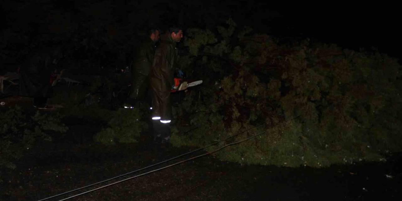 Fırtına Alaşehir’i Savaş Alanına Çevirdi