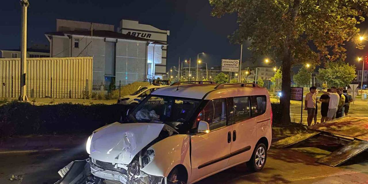 Alkollü Sürücü Emniyetin Pts Direğine Çarptı: 1 Yaralı