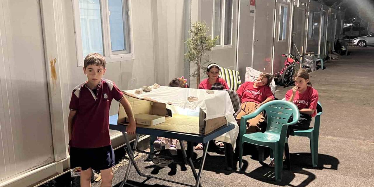 Depremzede Çocuktan Konteyner Kentteki Arkadaşlarına Mini Sinema Keyfi