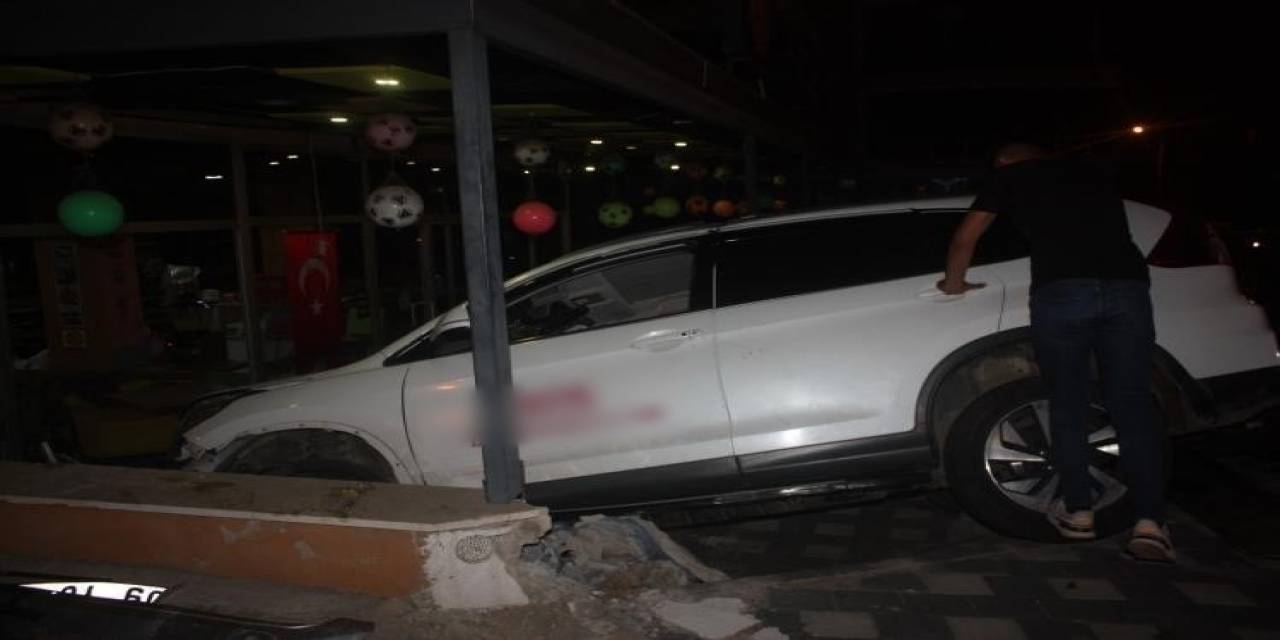 Direksiyon Hakimiyeti Kaybeden Sürücü Otomobille Kafeye Girdi