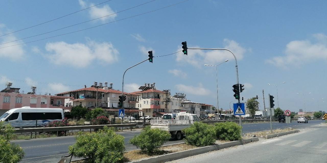 Kırmızı Işıkta Yavaşlayan Kamyona Arkadan Çarptı