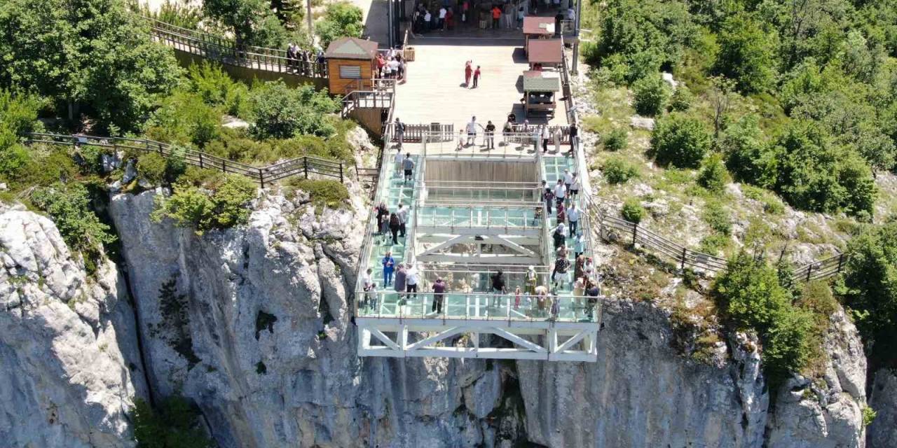 450 Metre Yükseklikteki Kanyon Üzerindeki Cam Teras Nefes Kesiyor