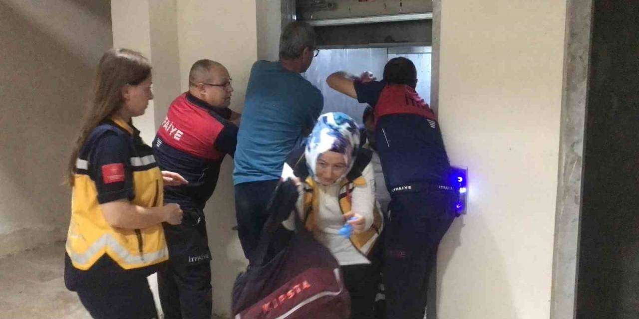 İhbara Giden 112 Acil Servis Ve Polis Ekipleri 20 Katlı Binanın İkinci Katında Asansörde Mahsur Kaldı