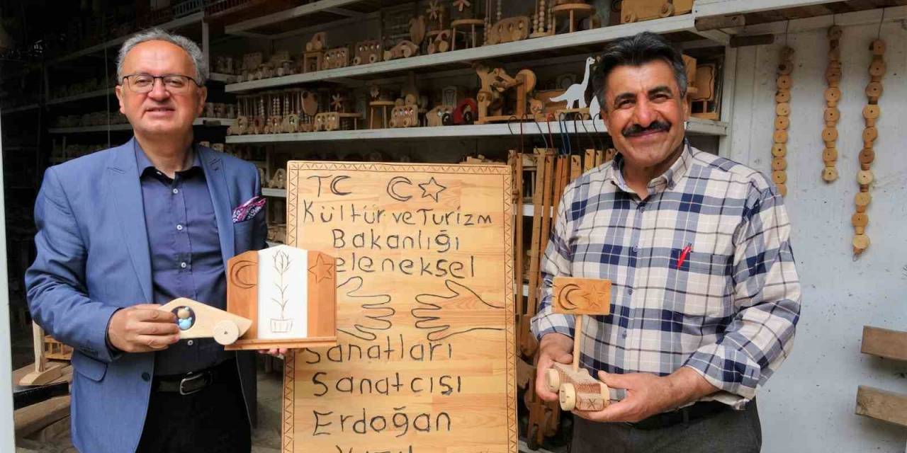 Yaptığı Oyuncaklarla Çocukların Yüzünü Güldürüyor