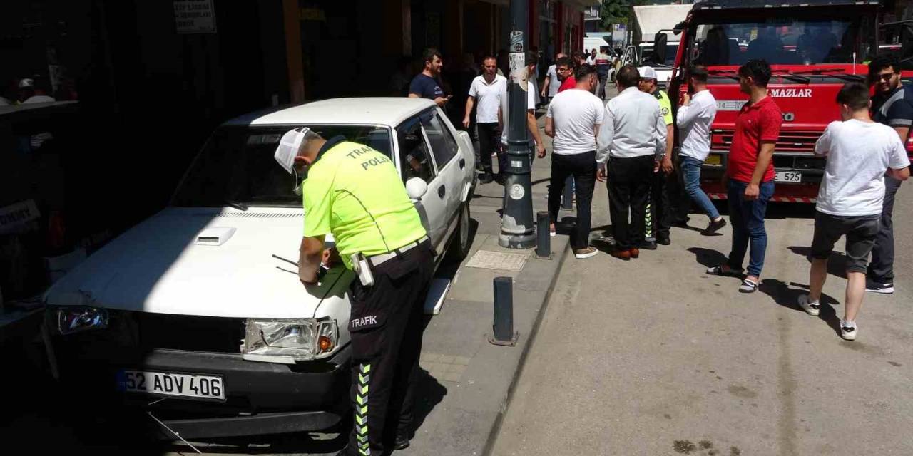 Gaz Teli Takılı Kalan Otomobil Kaldırıma Çıktı: 2 Yaralı