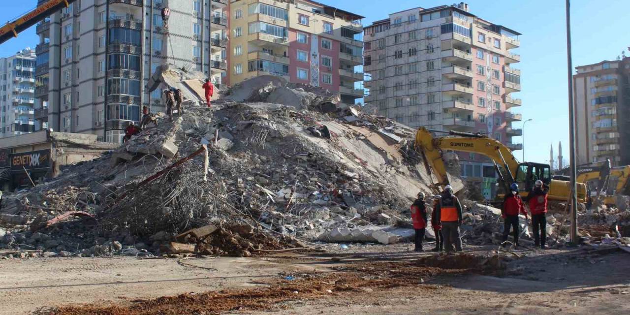 Depremde 49 Kişinin Öldüğü Emre Apartmanı’yla İlgili Soruşturma Tamamlandı