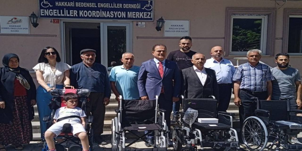 Hakkari’de Engellilere Sandalye Dağıtıldı