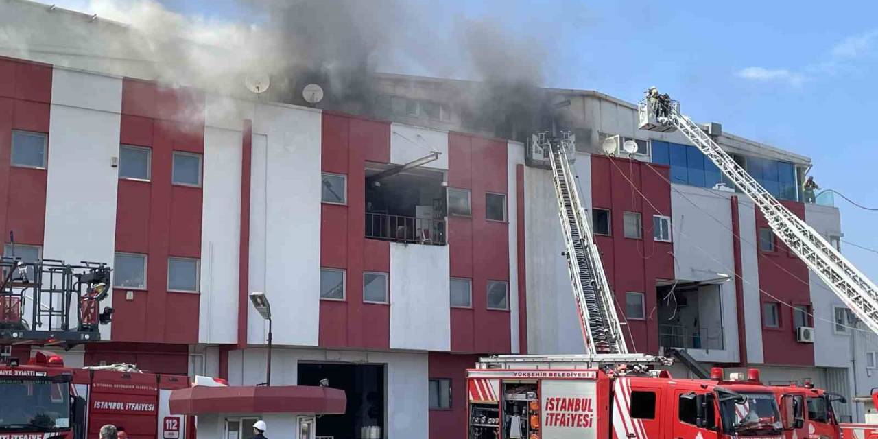 Esenyurt’ta Askı Fabrikasında Korkutan Yangın