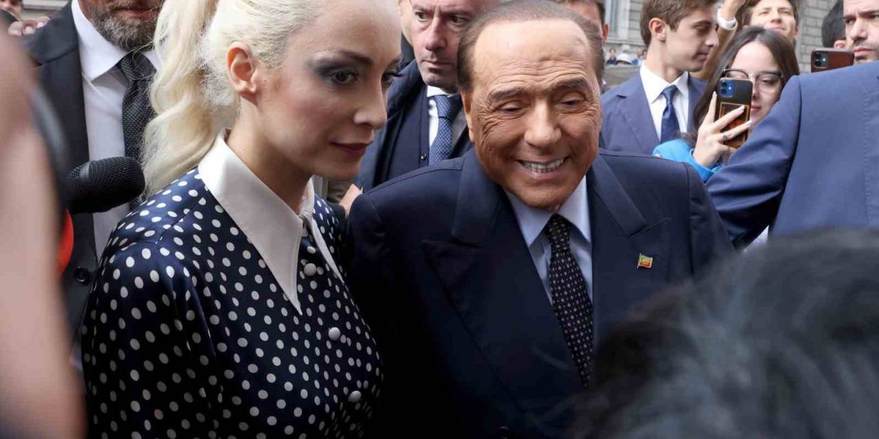 Berlusconi’den 33 Yaşındaki Sevgilisine 100 Milyon Euro Miras
