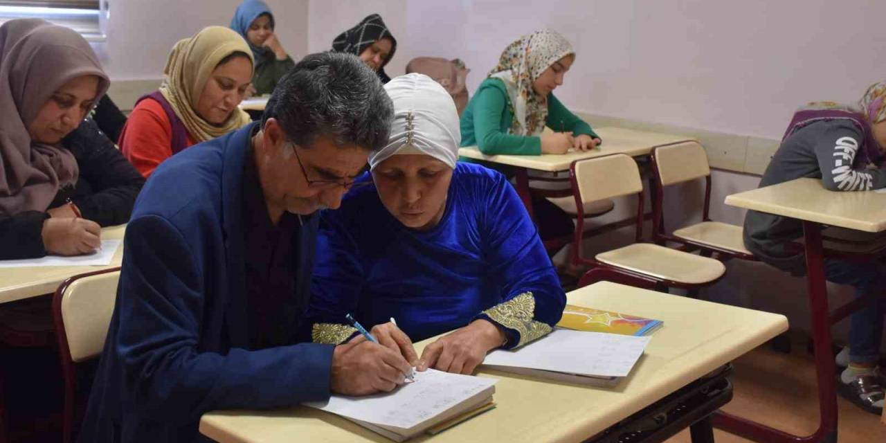 Karı-koca Şahinbey Tesislerinde Beraber Okuma Yazma Öğreniyor