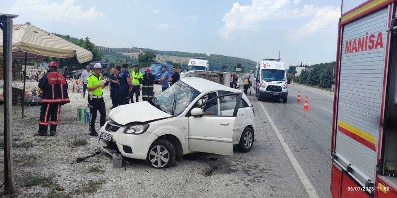 Karşı Şeride Geçen Otomobil Kamyonetle Çarpıştı: 1 Ölü, 3 Yaralı