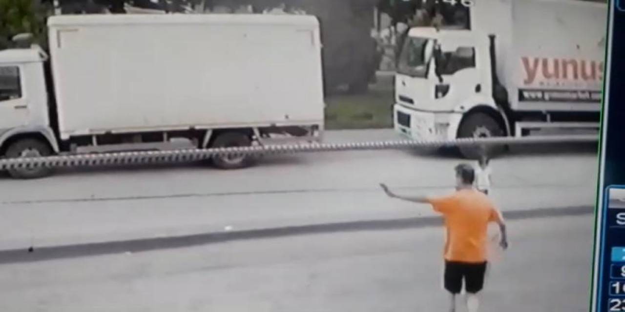Araçların Arasından Geçmeye Çalışan Çocuğu Esnaf Ezilmekten Kurtardı