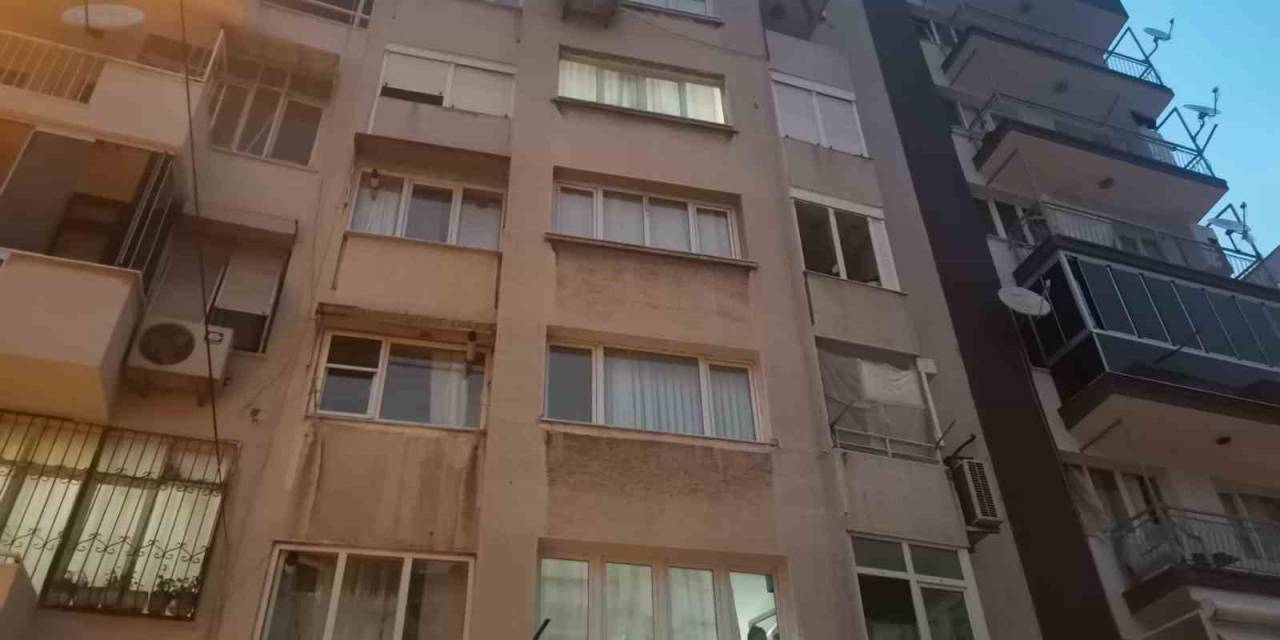 İzmir’de Anne İle Oğlu Evlerinde Ölü Bulundu