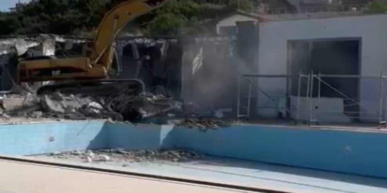 Kaçak Yapı Yıkımına Giden İbb Ekiplerine Ve Polise Saldırı: 3 Yaralı