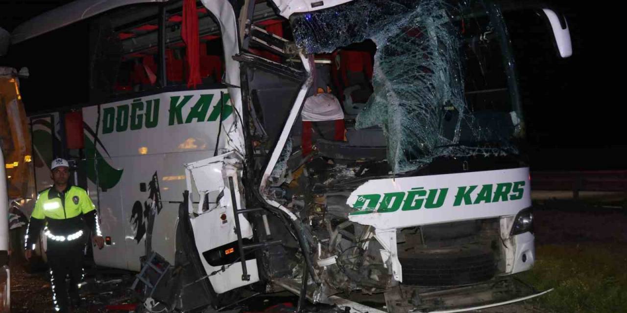 Tem’in Bolu Geçişinde Yolcu Otobüsü İle Tır Çarpıştı: 1’i Ağır 18 Yaralı