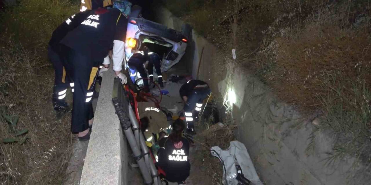 Otomobil Su Kanalına Devrildi: 2 Yaralı