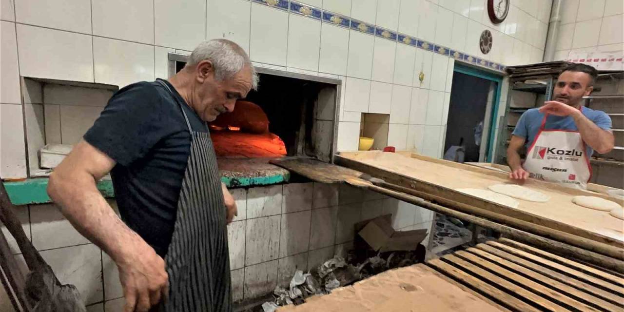 Fırıncılardan Sıcaklığa İlginç Yöntem: Soğuk Duş Alıp Önlüklerini Soğuk Suda Islatıyorlar