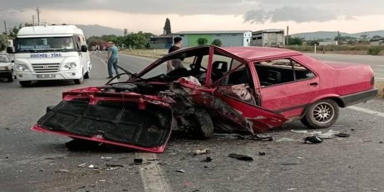 İzmir’deki Kazada Otomobil Kağıt Gibi Yırtıldı: 2 Yaralı