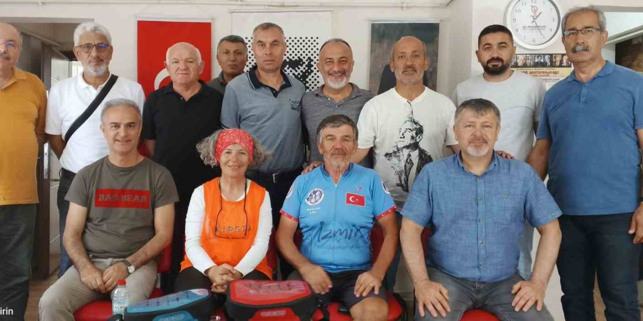 Hatıralarını Tazelemek İçin 742 Kilometre Pedal Çevirdi, Öğrencileriyle Hasret Giderdi
