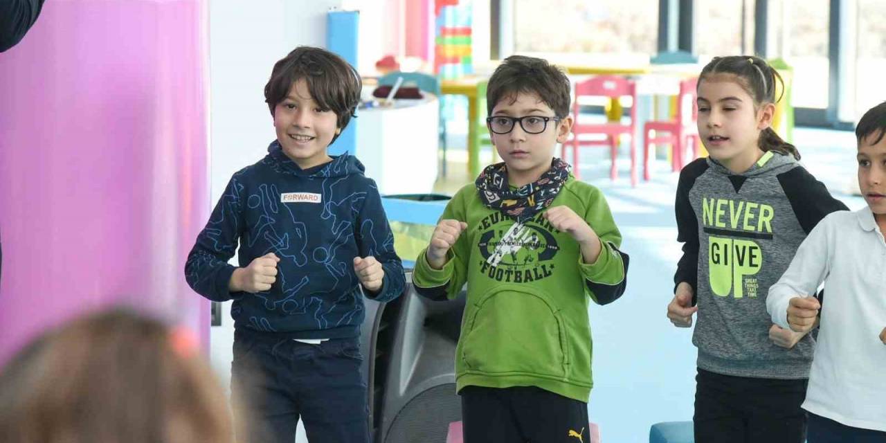 Çocuk Kulübü Gün Boyu Çocuklarla Dolup Taşıyor