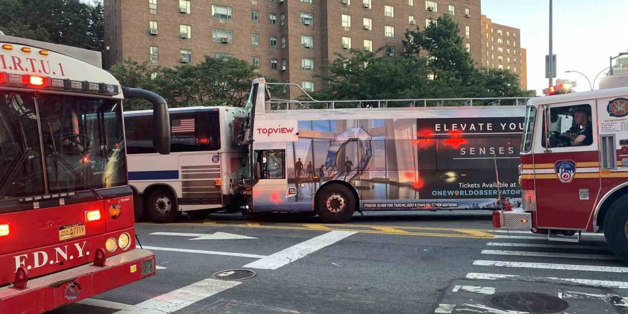 New York’ta Tur Otobüsü İle Otobüs Çarpıştı: 18 Yaralı