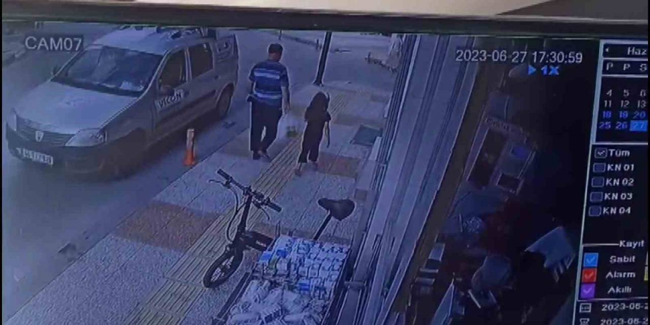Karşıya Geçmek İsteyen Dede Torun Geri Manevra Yapan Aracın Altında Kaldı