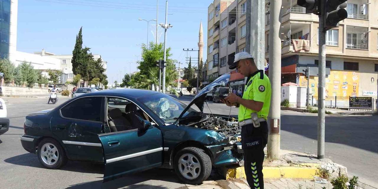 Motosiklet İle İki Aracın Karıştığı Kazada:1 Yaralı