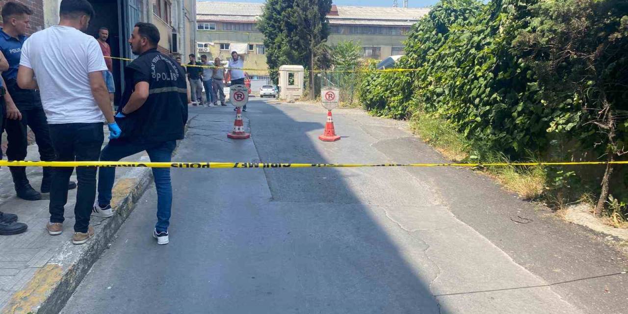 Zeytinburnu’nda İş Merkezinin Çatısından Düşen Adam Hayatını Kaybetti