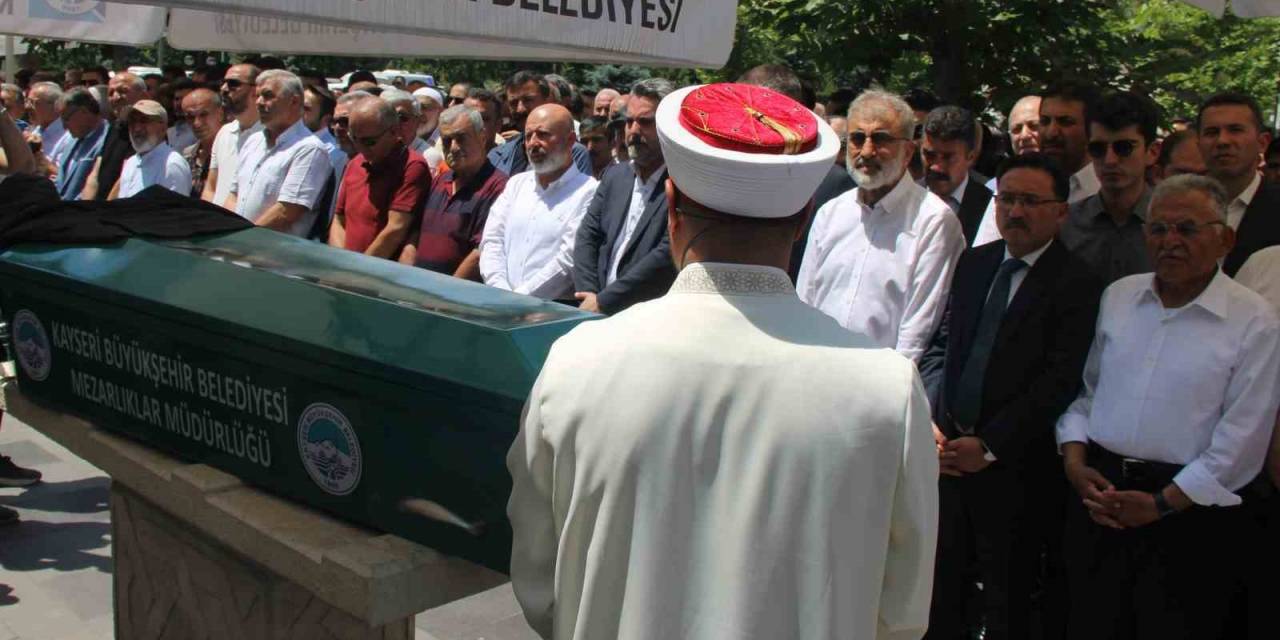 Eski Bakan Yıldız’ın Babası Toprağa Verildi