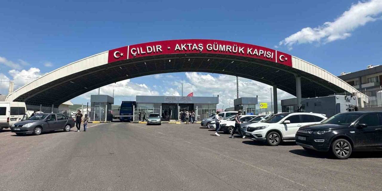 Aktaş Sınır Kapısı’nda Telefon Kuyruğu