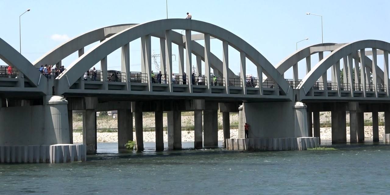 Köprüde İntihar Girişimi