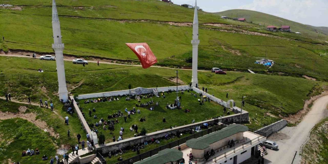 Üstü Açık Camide 562 Yıldır Çimen Üzerinde Cuma Namazı Kılınıyor