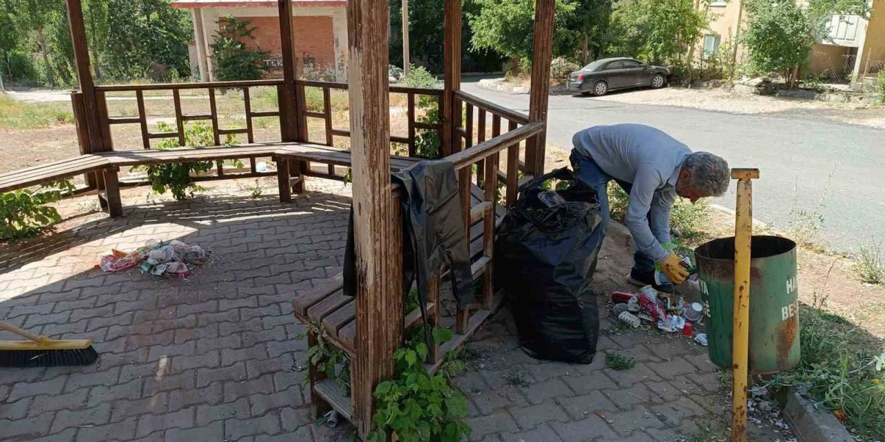 Hakkari’deki Parklar Çöplerden Temizlendi