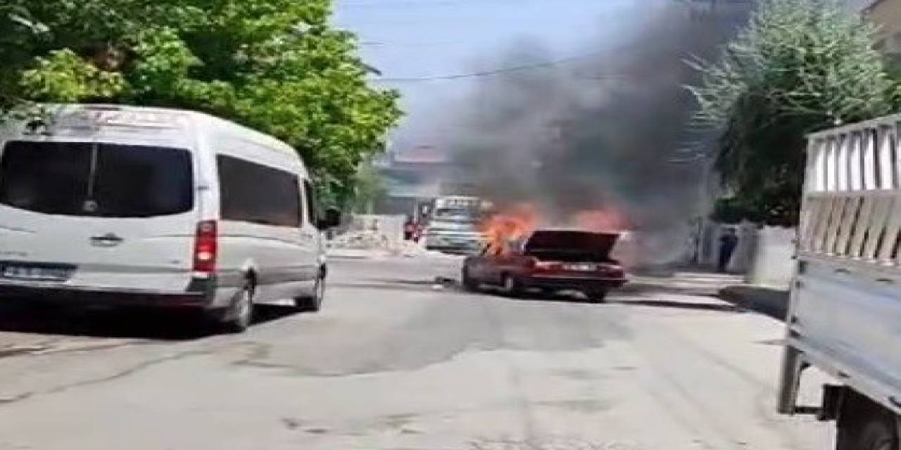 Park Halindeki Otomobil Alev Alev Yandı