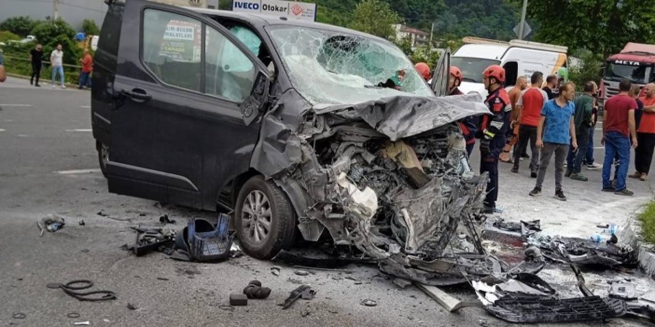 Trabzon’da Yakıt Tankeri İle Arap Turistleri Taşıyan Minibüs Çarpıştı: 5 Yaralı