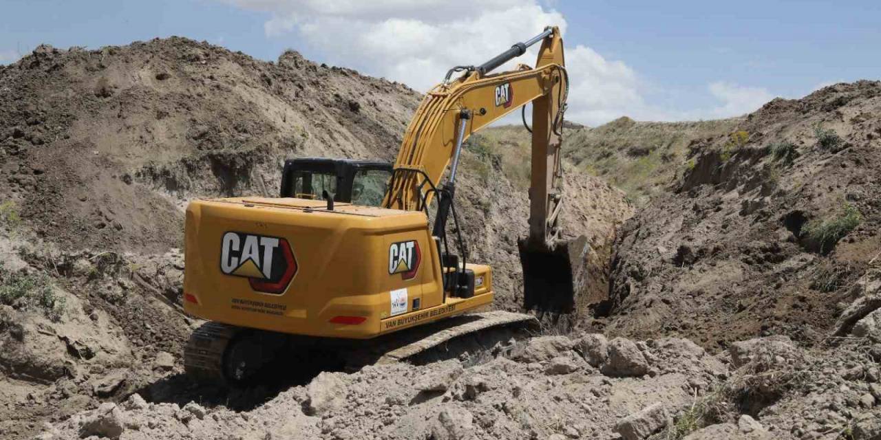 Muradiye’de Tarımsal Sulama Kanalları Ve Göletler Temizleniyor