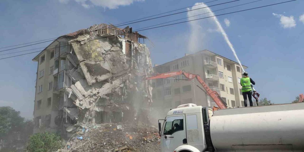 Attığı Bir Taşla 8 Katlı Ağır Hasarlı Binayı Yıktı