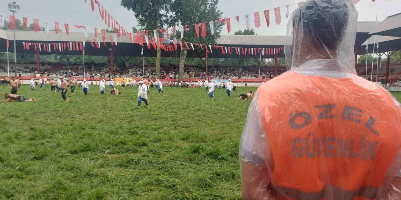 Tarihi Efsanede Yağmur Altında Kıran Kırana Yağlı Güreş